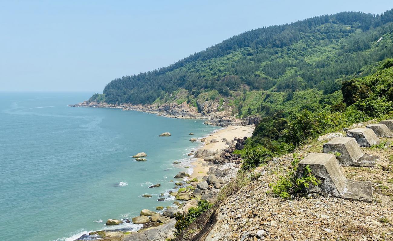 Hang Lang Co Vi Beach'in fotoğrafı parlak kum ve kayalar yüzey ile