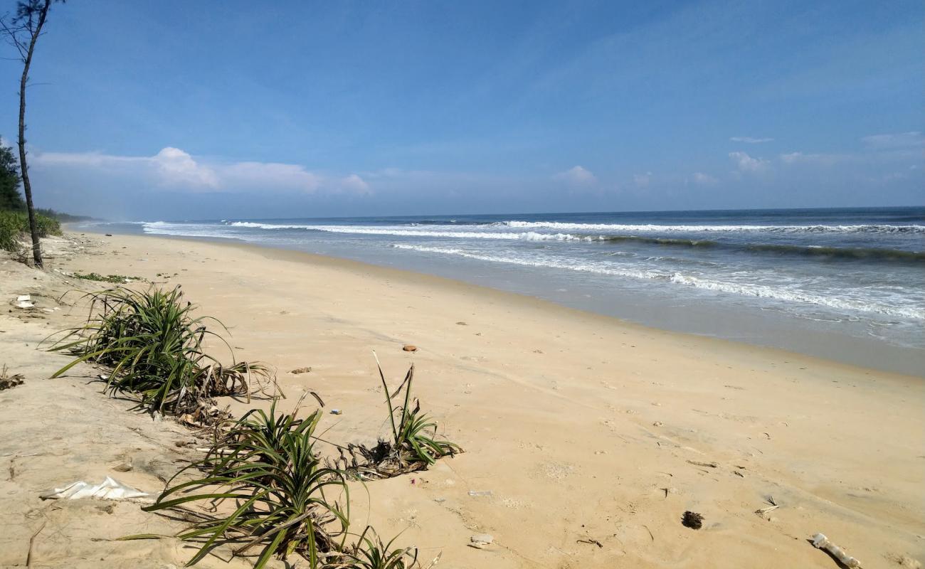 Vinh Hai Beach'in fotoğrafı açık bej kum yüzey ile