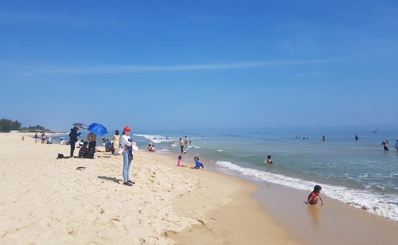 Thuan An Beach'in fotoğrafı parlak kum yüzey ile