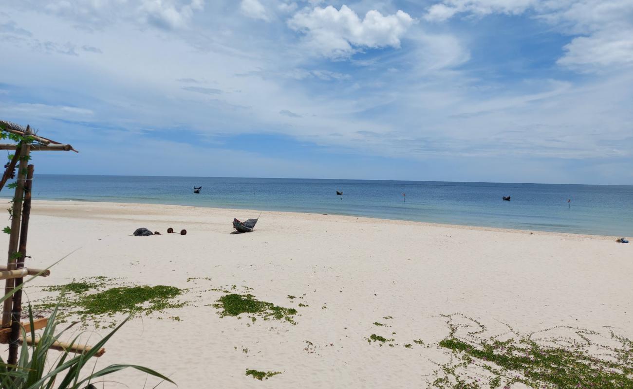Vinh Thai Beach'in fotoğrafı i̇nce bej kum yüzey ile