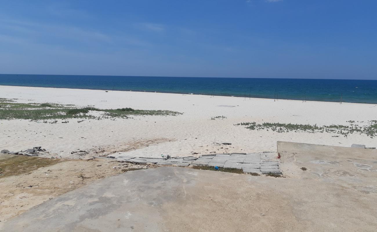 Le Thuy Beach'in fotoğrafı beyaz kum yüzey ile