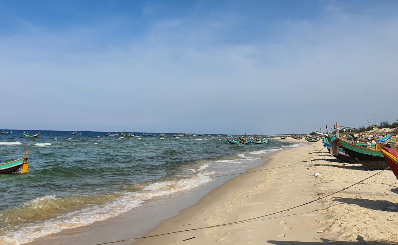 Hai Ninh Beach'in fotoğrafı i̇nce beyaz kum yüzey ile