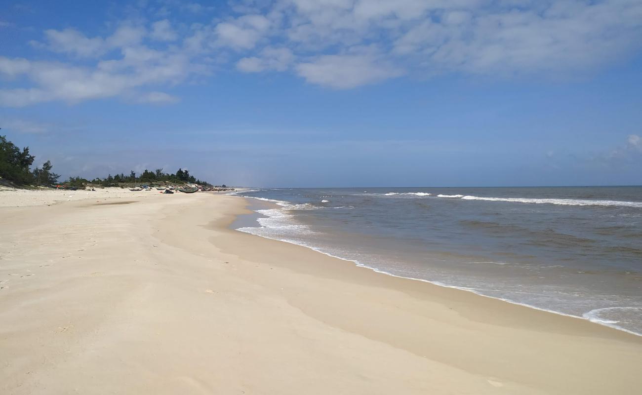 Hai Ninh Beach II'in fotoğrafı açık bej kum yüzey ile