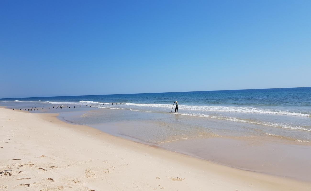 Bao Ninh Beach'in fotoğrafı i̇nce bej kum yüzey ile