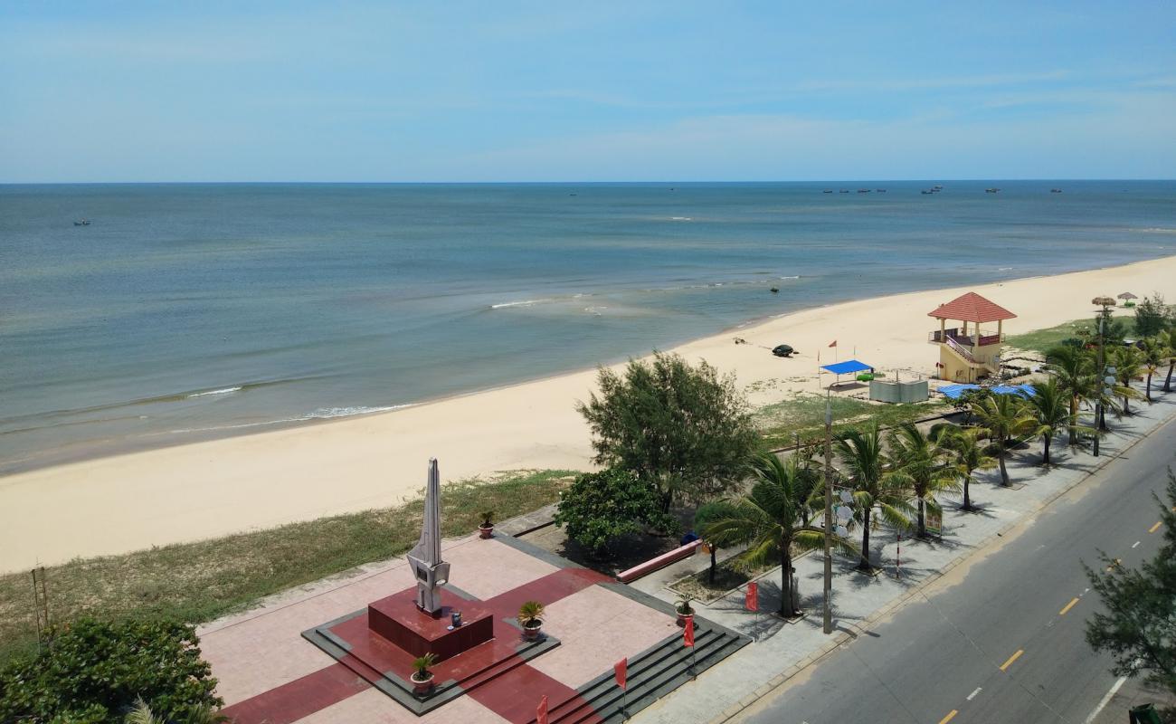 Nhat Le Beach'in fotoğrafı açık bej kum yüzey ile