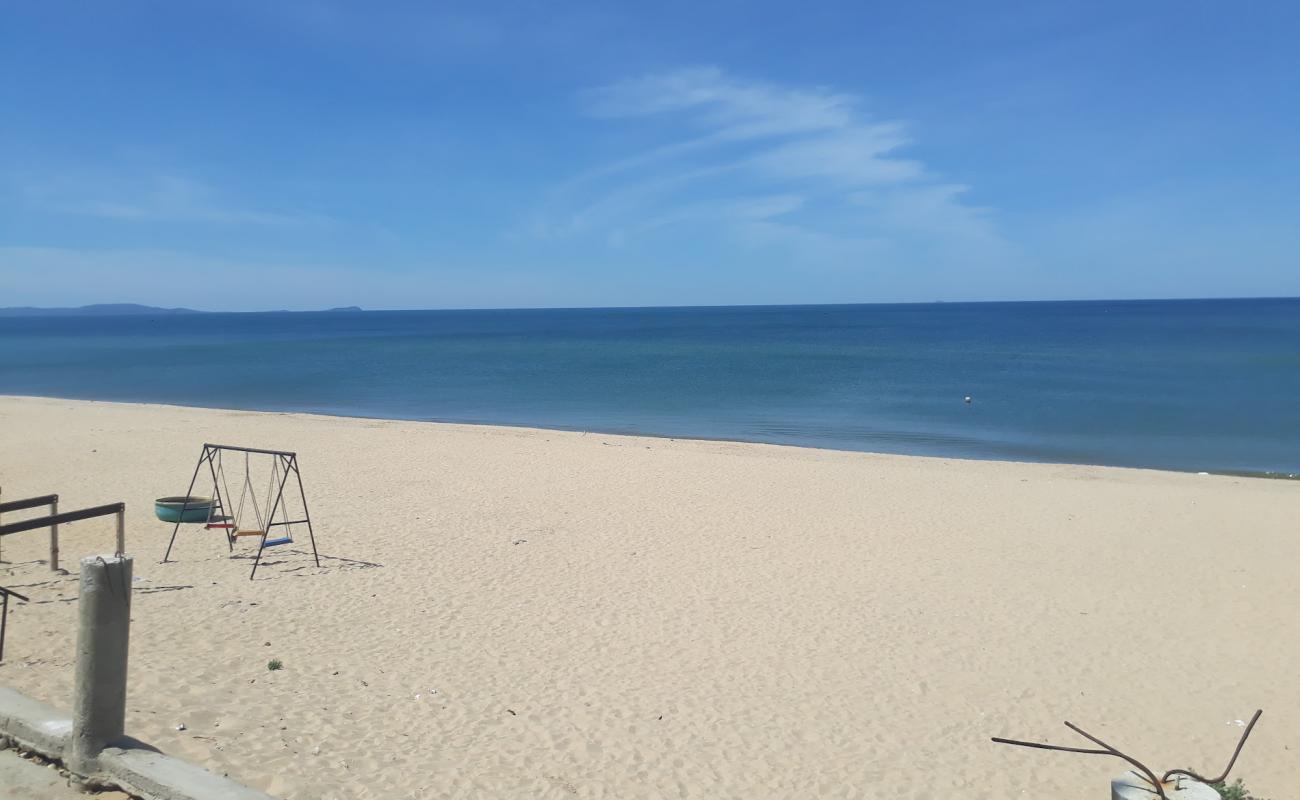 Quang Tho Beach'in fotoğrafı açık bej kum yüzey ile