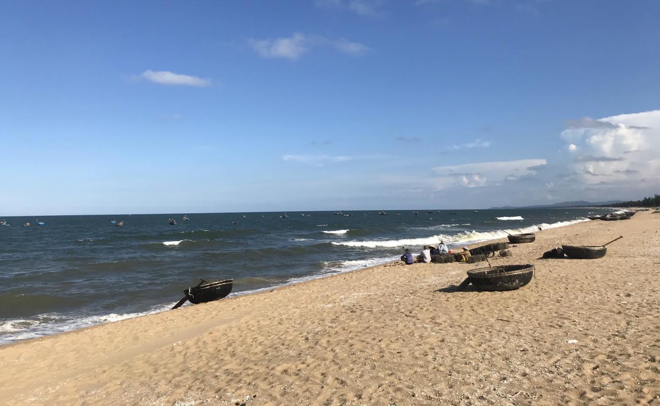Xuan Hoa beach'in fotoğrafı açık bej kum yüzey ile