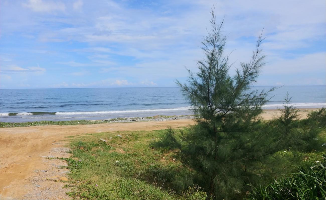Xuan Hai Beach'in fotoğrafı açık bej kum yüzey ile