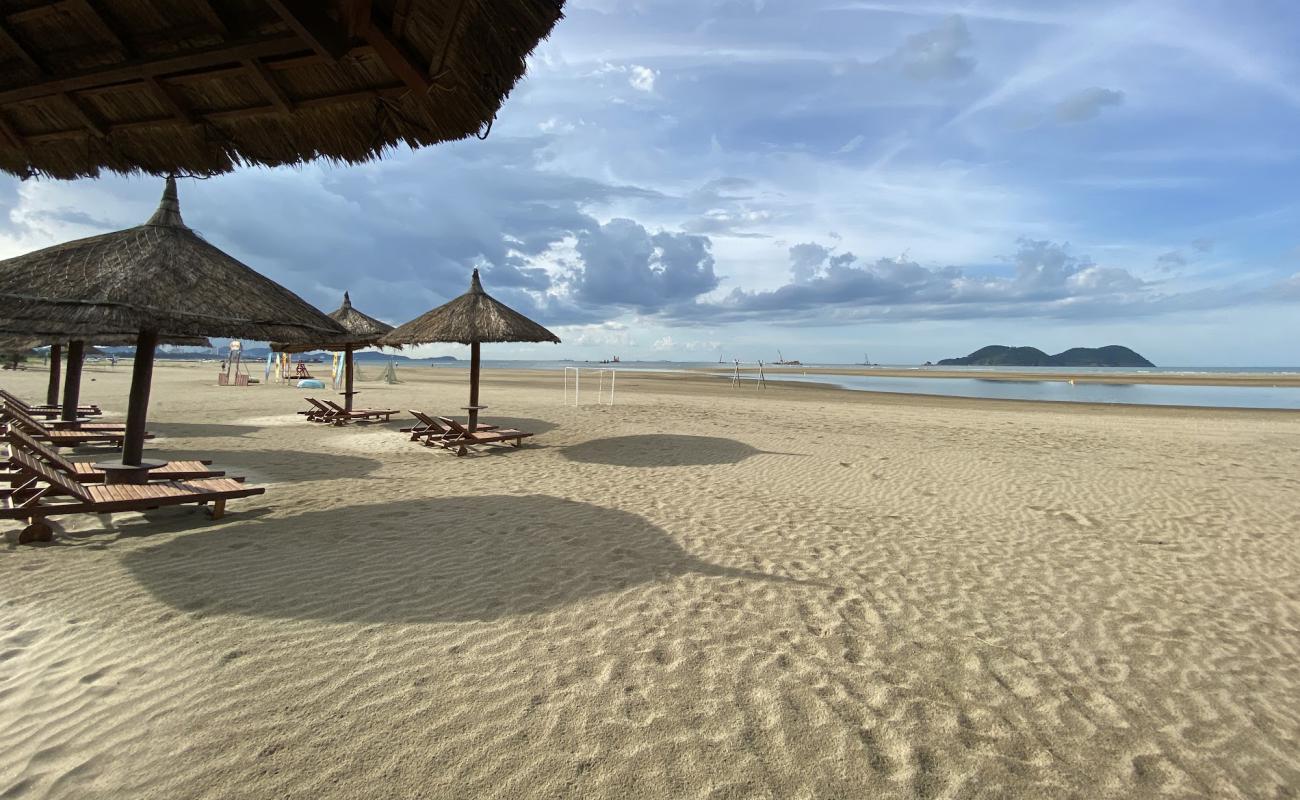 Cua Lo Beach'in fotoğrafı açık bej kum yüzey ile