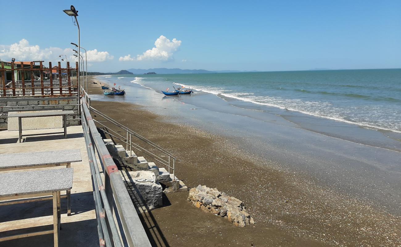 Quynh Nghia Beach'in fotoğrafı açık bej kum yüzey ile