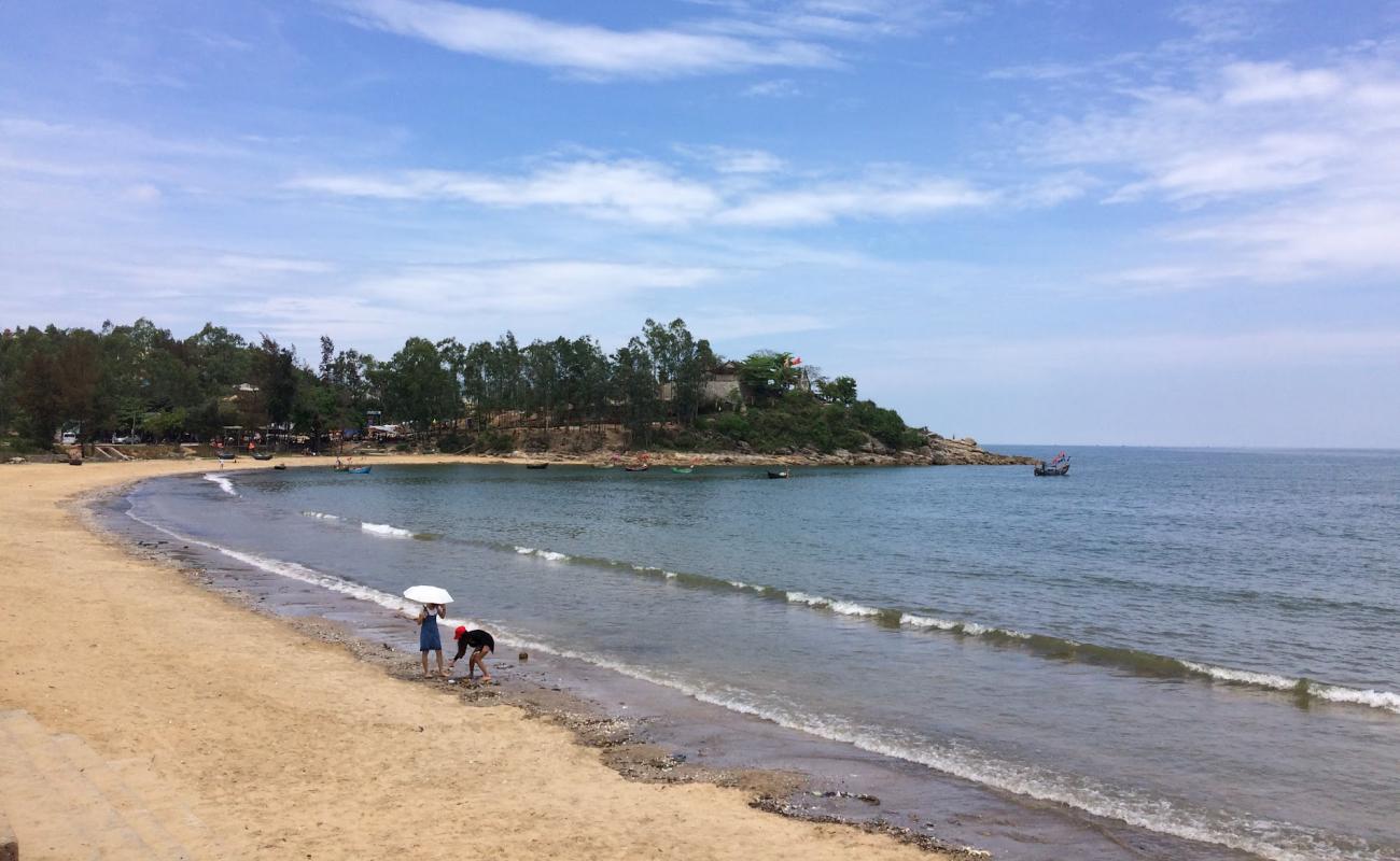 Quynh Phuong beach'in fotoğrafı parlak kum yüzey ile