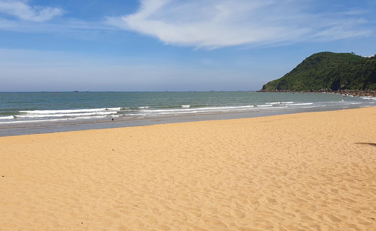 Bai Dong Beach'in fotoğrafı i̇nce bej kum yüzey ile