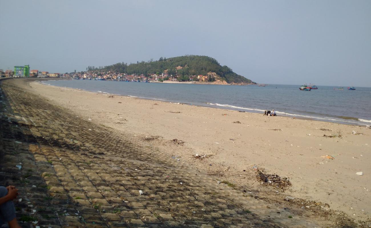 Hai Binh Beach'in fotoğrafı açık bej kum yüzey ile