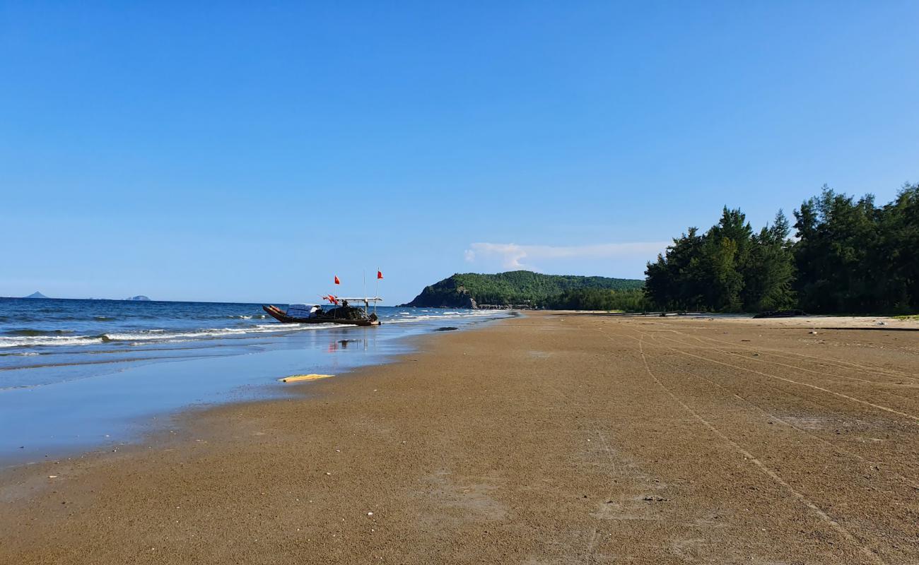 Hai Hoa Beach'in fotoğrafı parlak kum yüzey ile