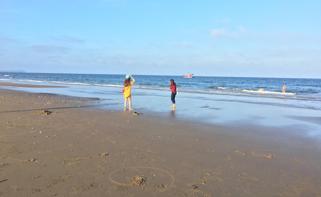 Quang Loi beach'in fotoğrafı açık bej kum yüzey ile