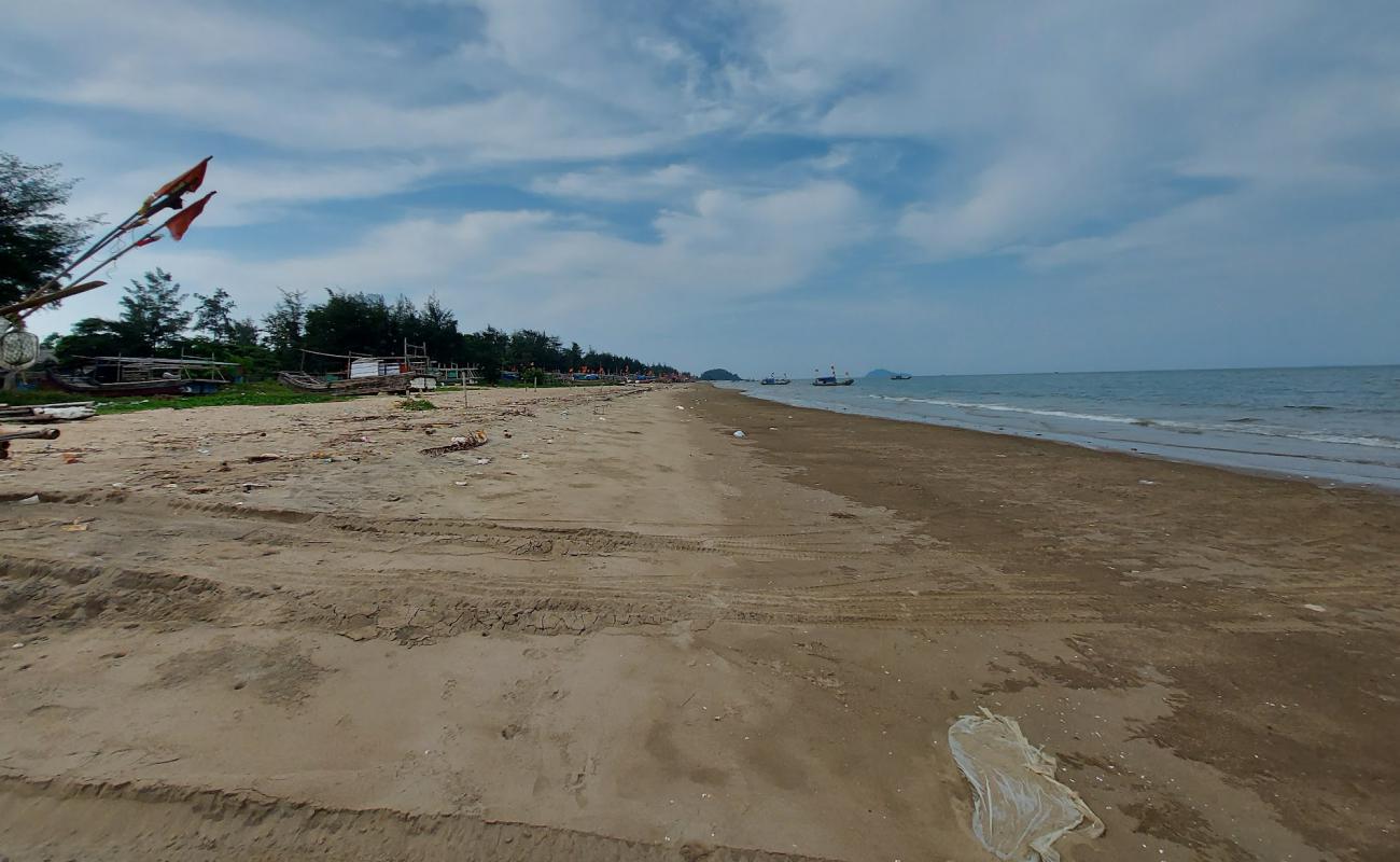 Hoang Truong Beach'in fotoğrafı parlak kum yüzey ile