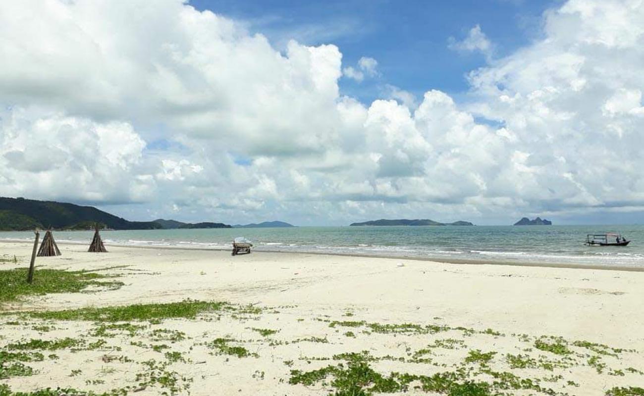 Ngoc Vung Beach'in fotoğrafı açık bej kum yüzey ile