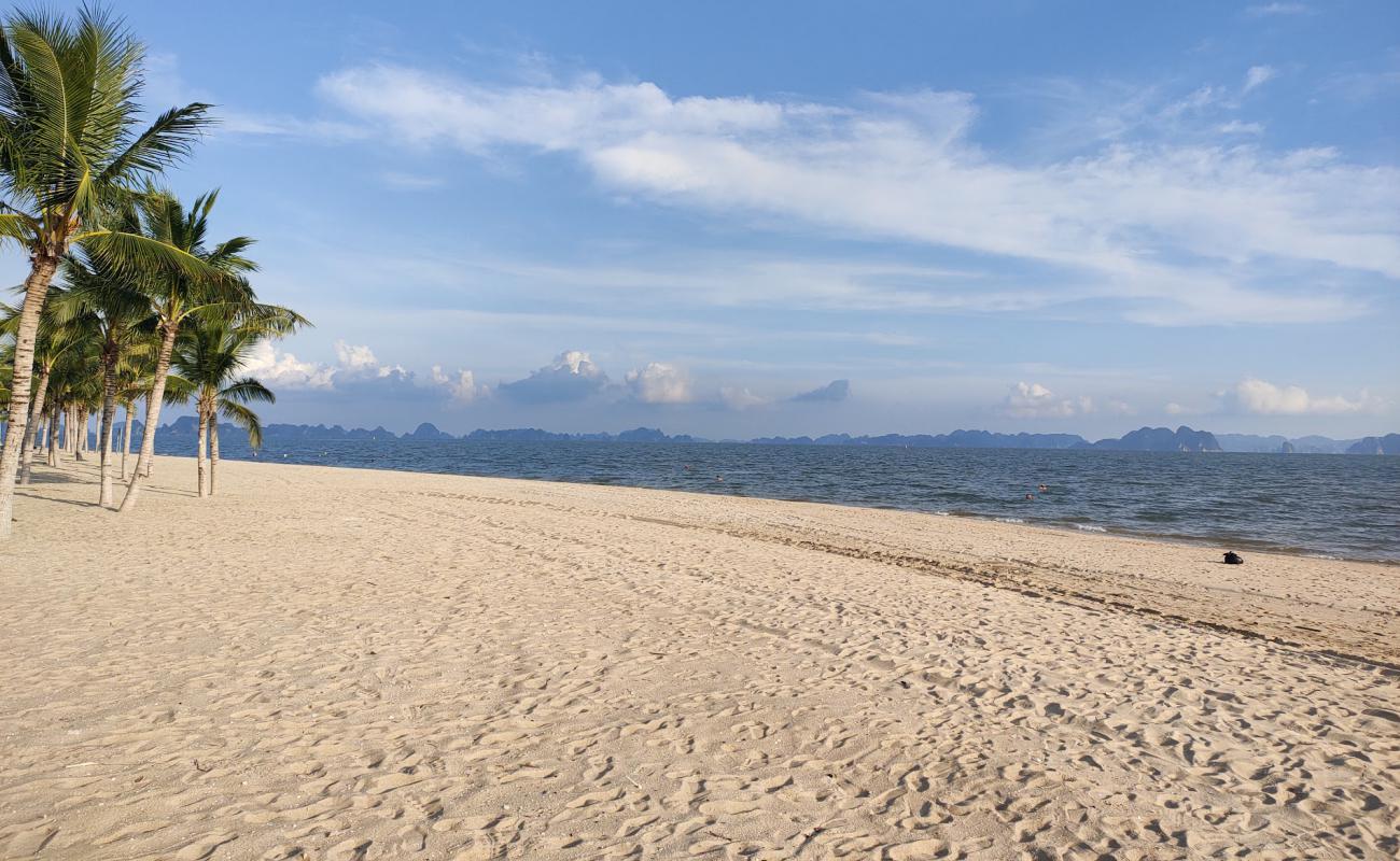Bai Chay Beach'in fotoğrafı açık bej kum yüzey ile