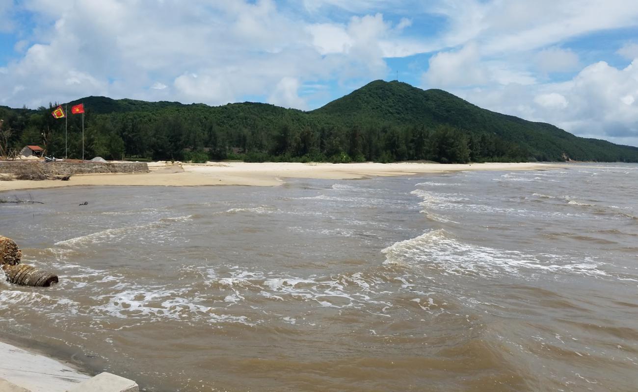 Quan Lan beach'in fotoğrafı i̇nce bej kum yüzey ile