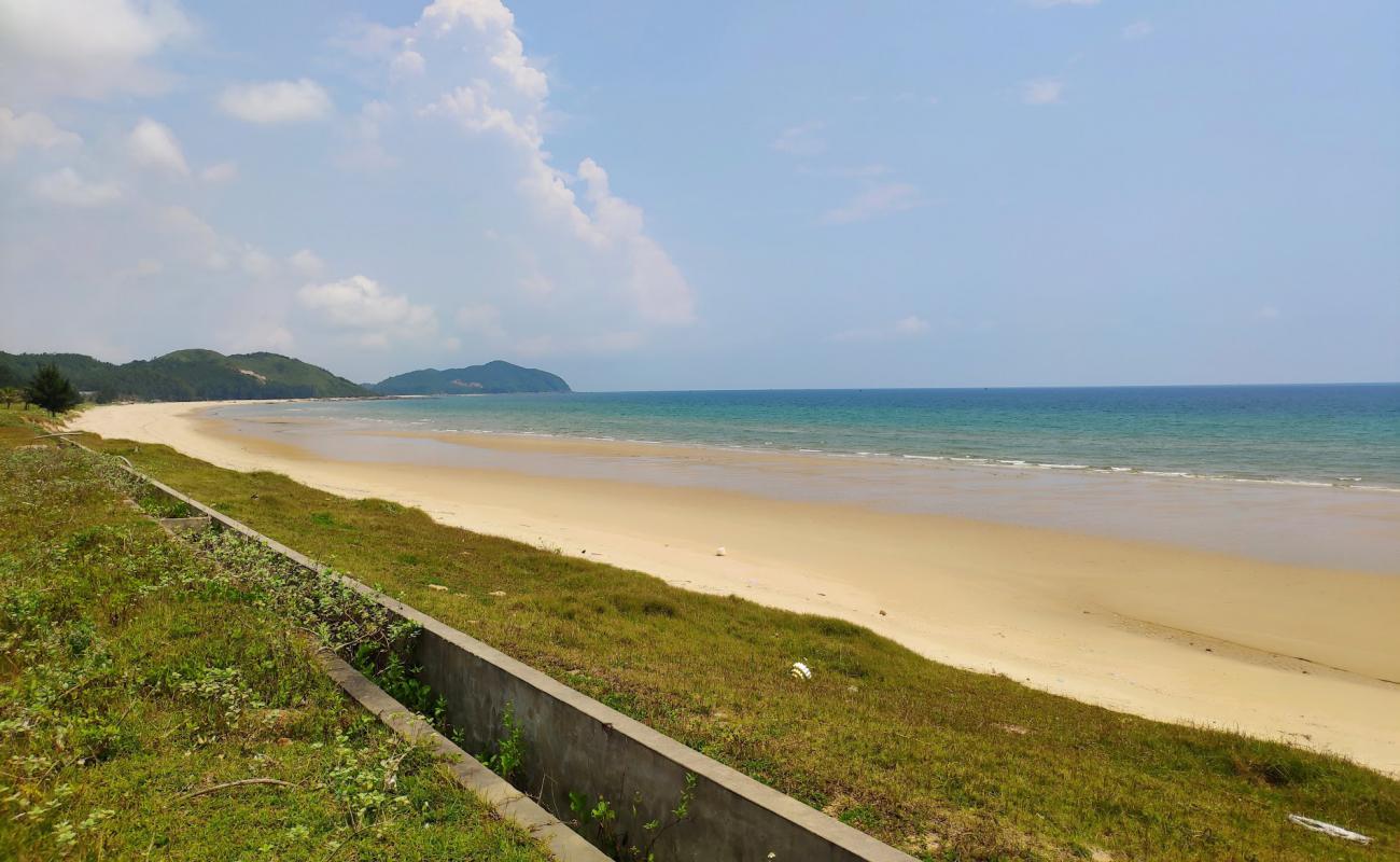 Quan Lan Beach II'in fotoğrafı açık bej kum yüzey ile