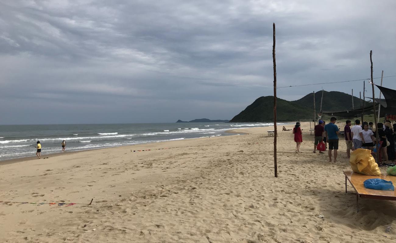 Minh Chau Beach'in fotoğrafı açık bej kum yüzey ile