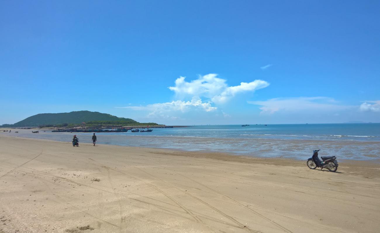 Dau Dong Beach'in fotoğrafı kahverengi kum yüzey ile