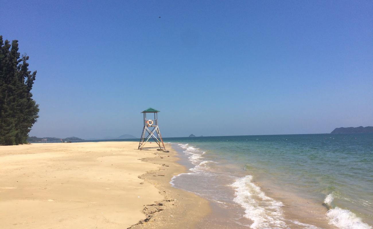 Hai Ha Dragon beach'in fotoğrafı açık bej kum yüzey ile
