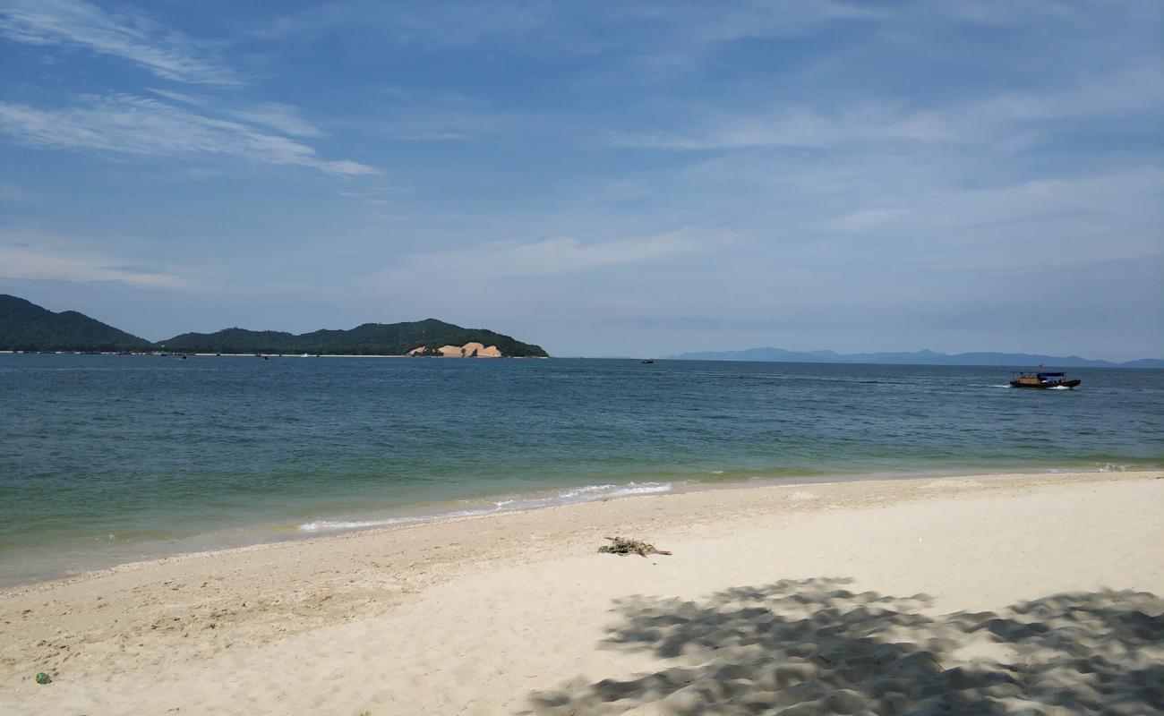 Bac Van beach'in fotoğrafı parlak kum yüzey ile