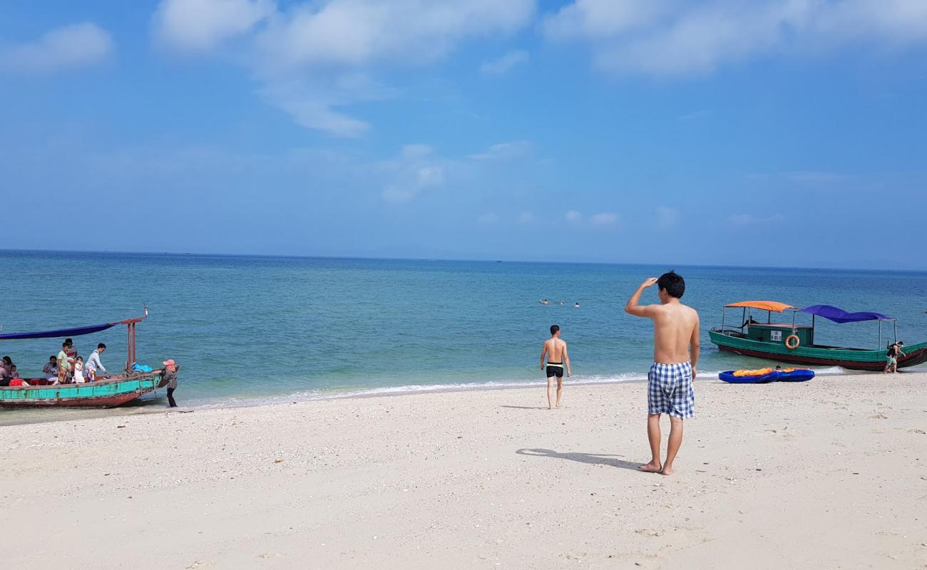 Koto Kon Beach'in fotoğrafı açık bej kum yüzey ile