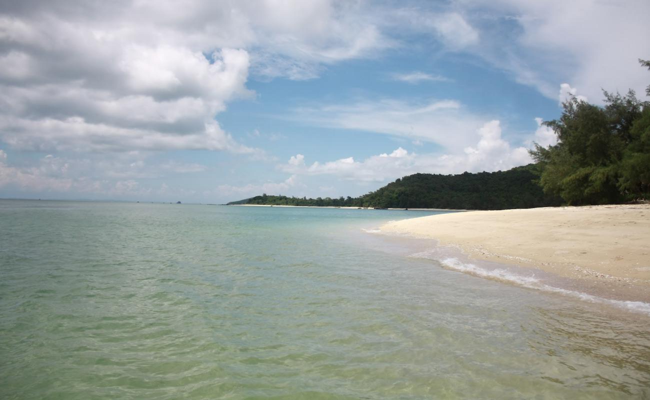 East Beach'in fotoğrafı parlak kum yüzey ile