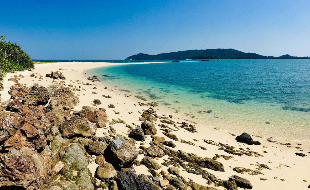 Baby carp Beach'in fotoğrafı açık bej kum yüzey ile