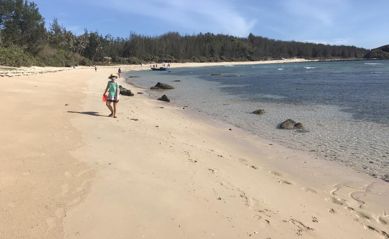 Chaoyang Bay Beach'in fotoğrafı açık bej kum yüzey ile