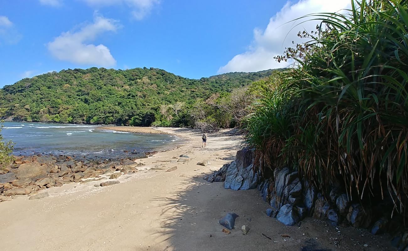Dat Tham Beach'in fotoğrafı bej kum ve kayalar yüzey ile