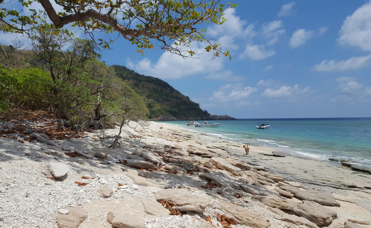 Hon Cau Beach'in fotoğrafı bej çakıl yüzey ile