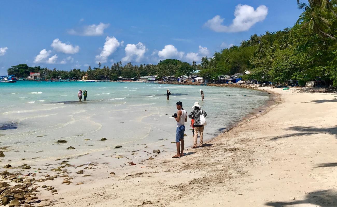 Hon Mau Beach'in fotoğrafı açık bej kum yüzey ile