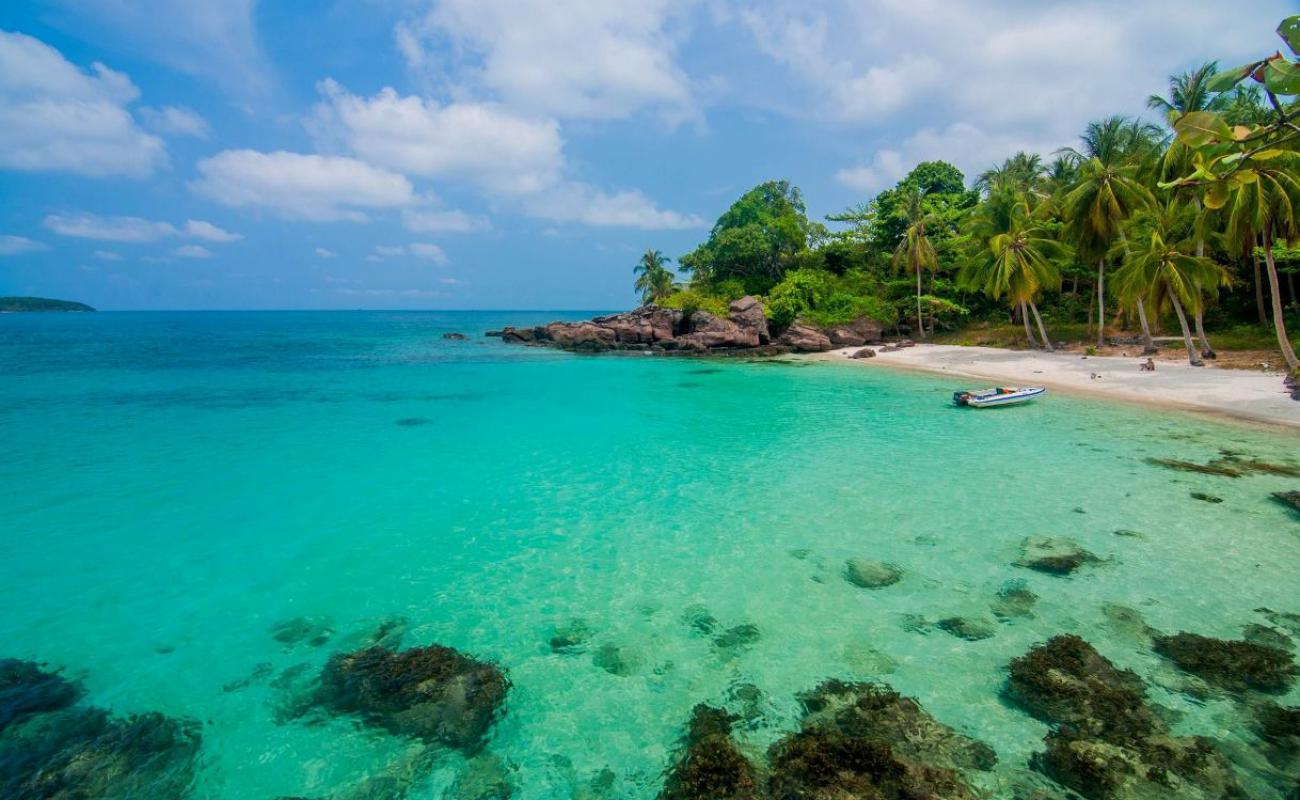 Hon Dam Trong Beach'in fotoğrafı açık bej kum yüzey ile