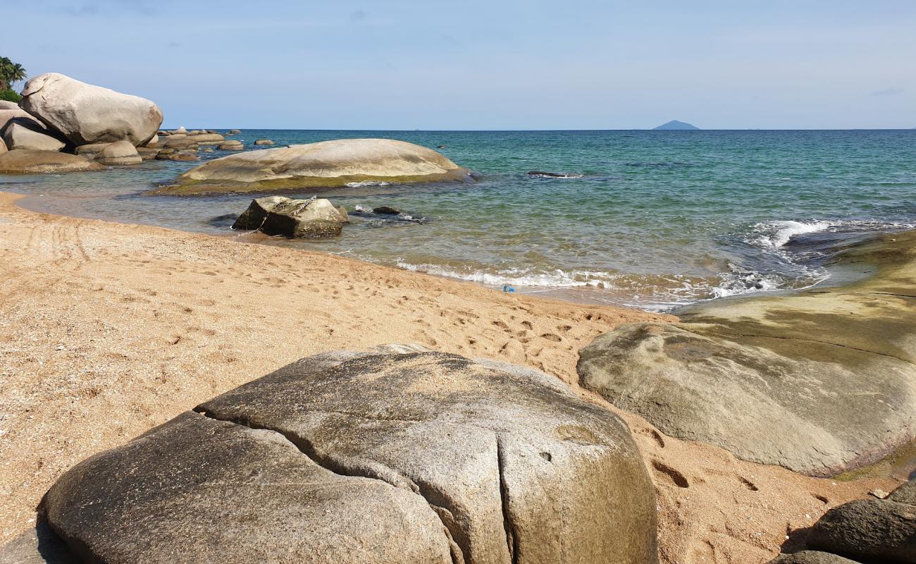 Bai Da Beach'in fotoğrafı bej kum ve kayalar yüzey ile