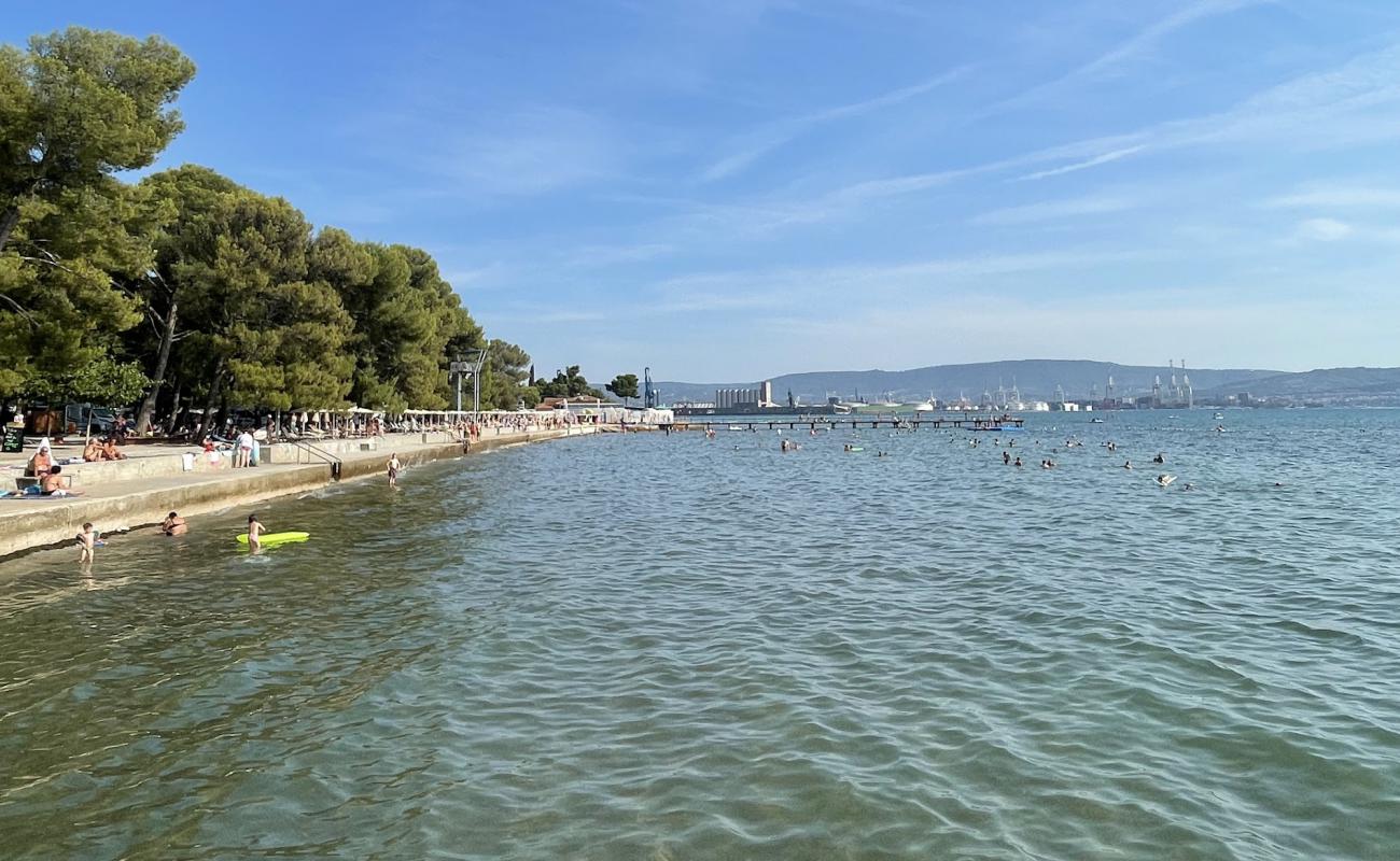 Ankaran Beach'in fotoğrafı beton kaplı yüzey yüzey ile