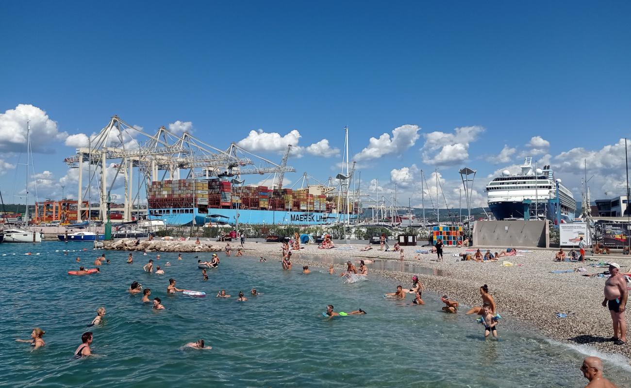 Koper Beach'in fotoğrafı gri çakıl taşı yüzey ile
