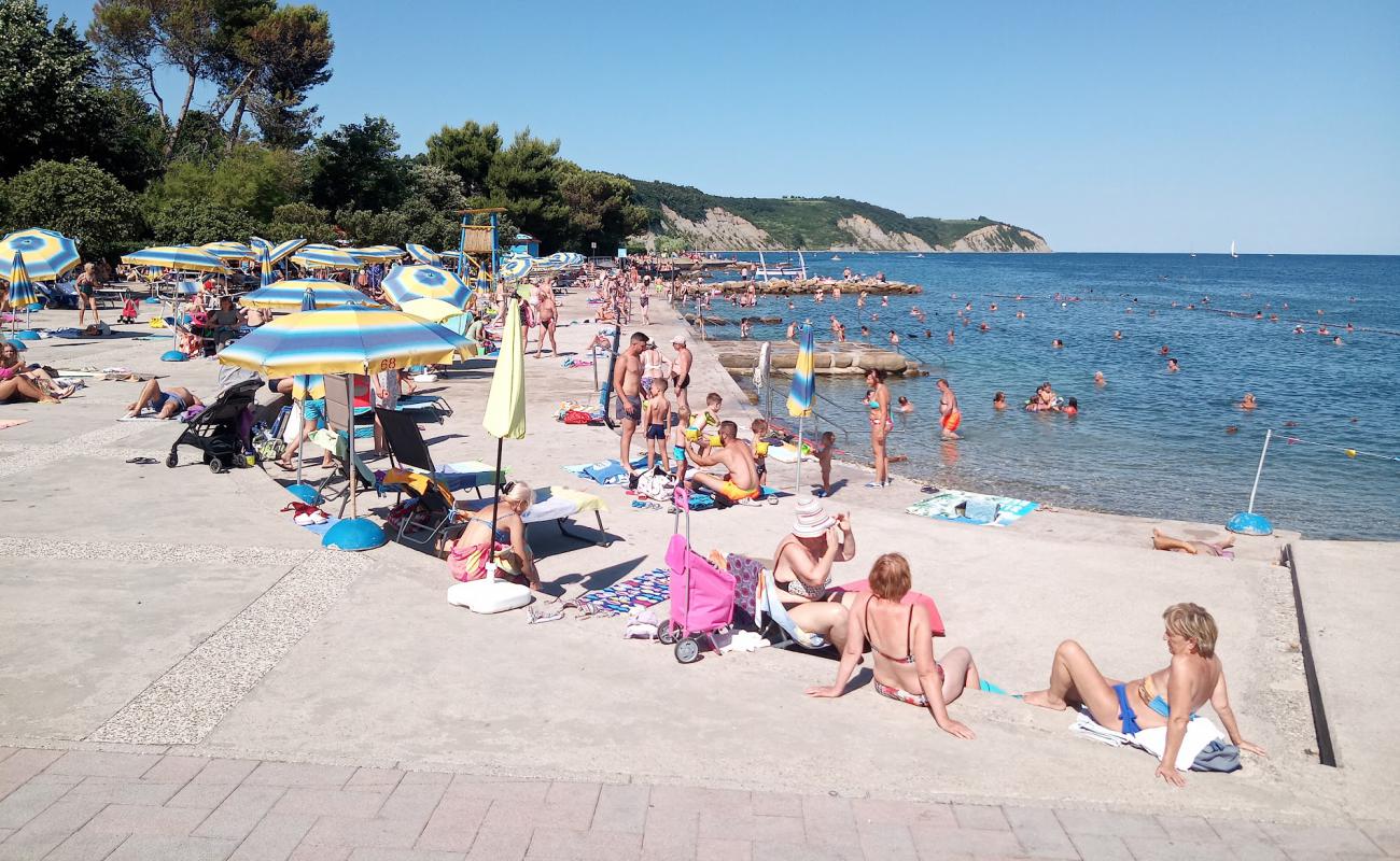 Plaza Delfincek'in fotoğrafı beton kaplı yüzey yüzey ile