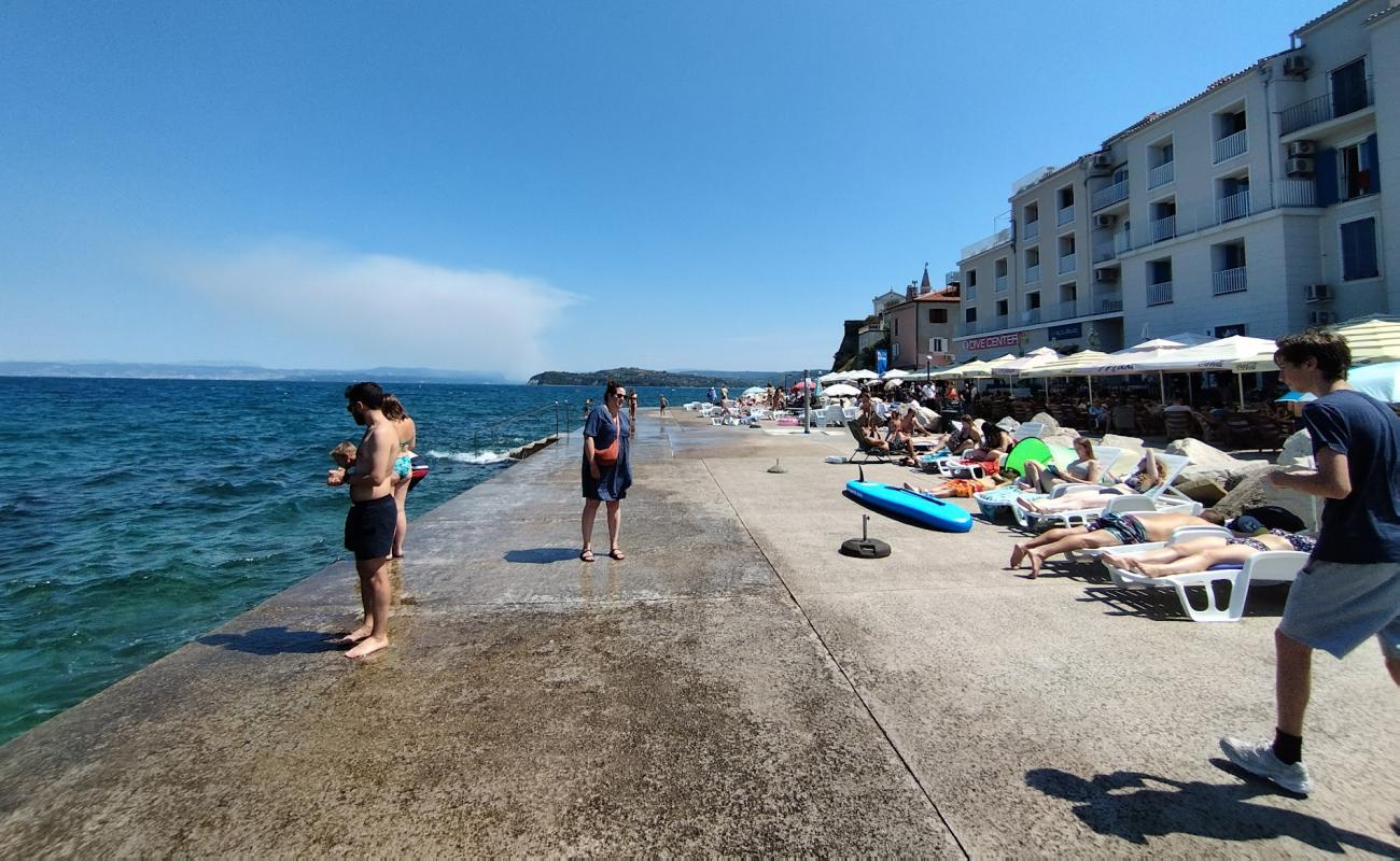 Plaza Piran'in fotoğrafı beton kaplı yüzey yüzey ile