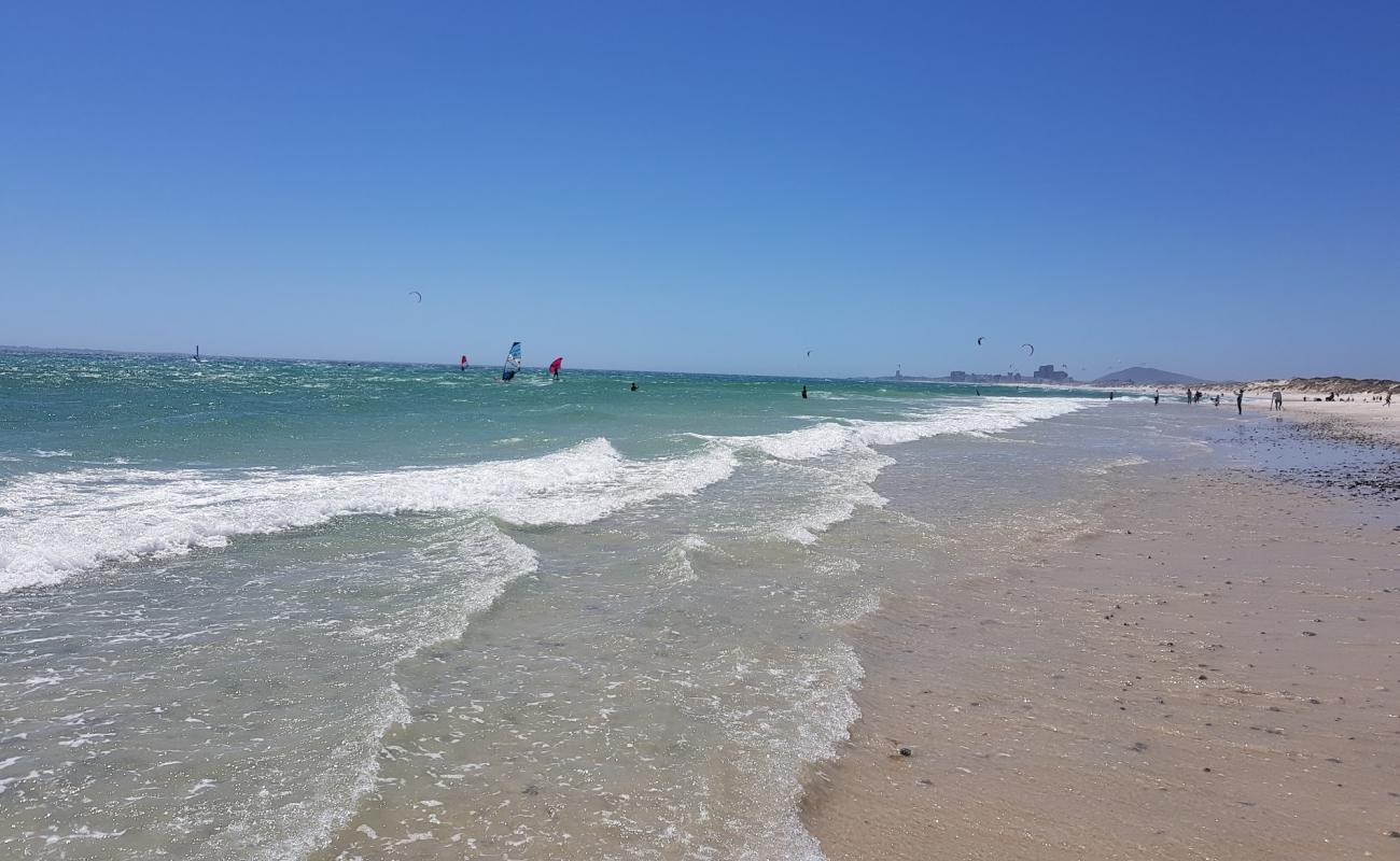 Sunset beach'in fotoğrafı parlak kum yüzey ile