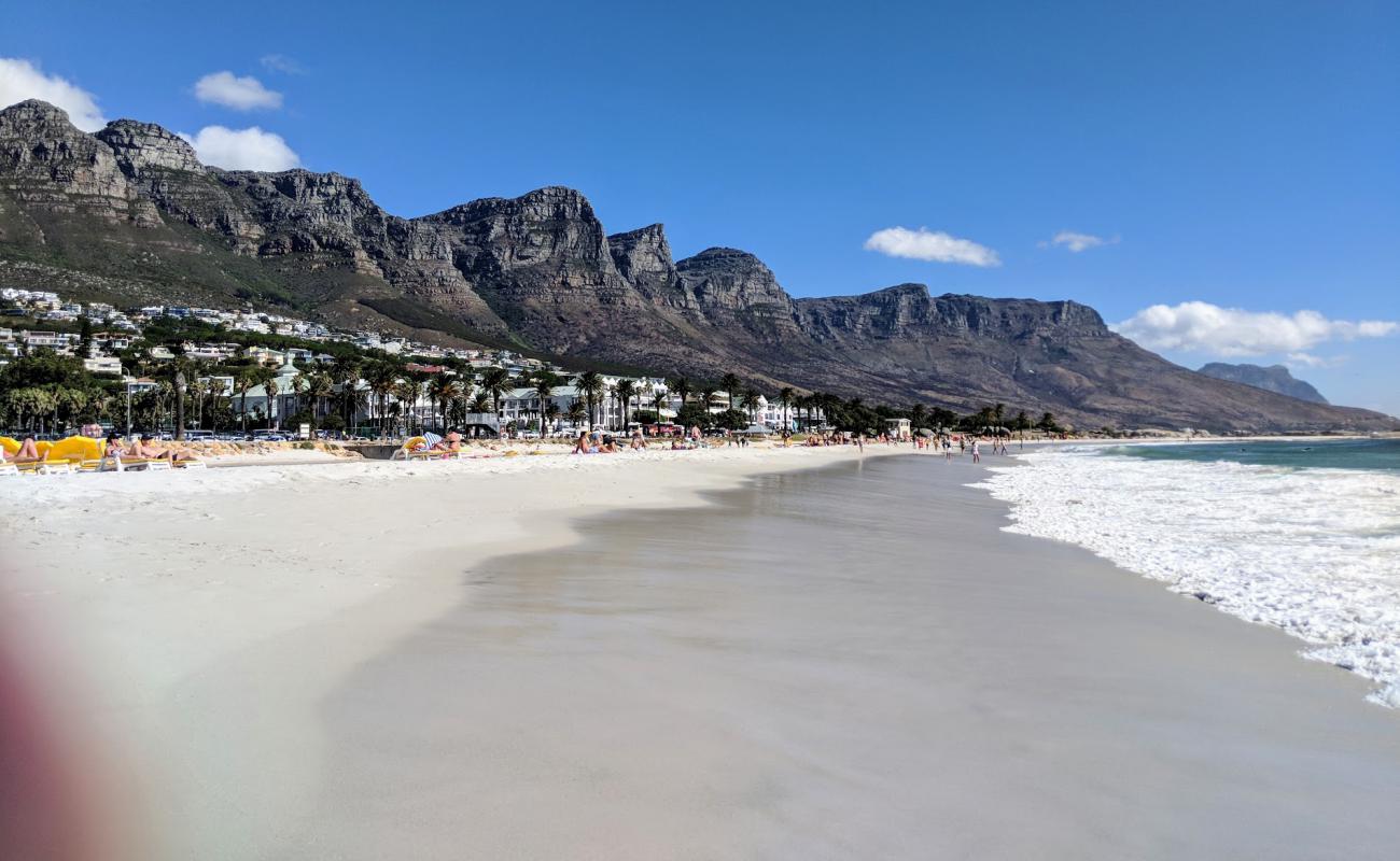 Camps Bay beach'in fotoğrafı parlak ince kum yüzey ile