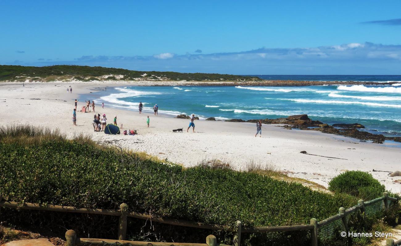 Scarborough beach'in fotoğrafı parlak kum yüzey ile