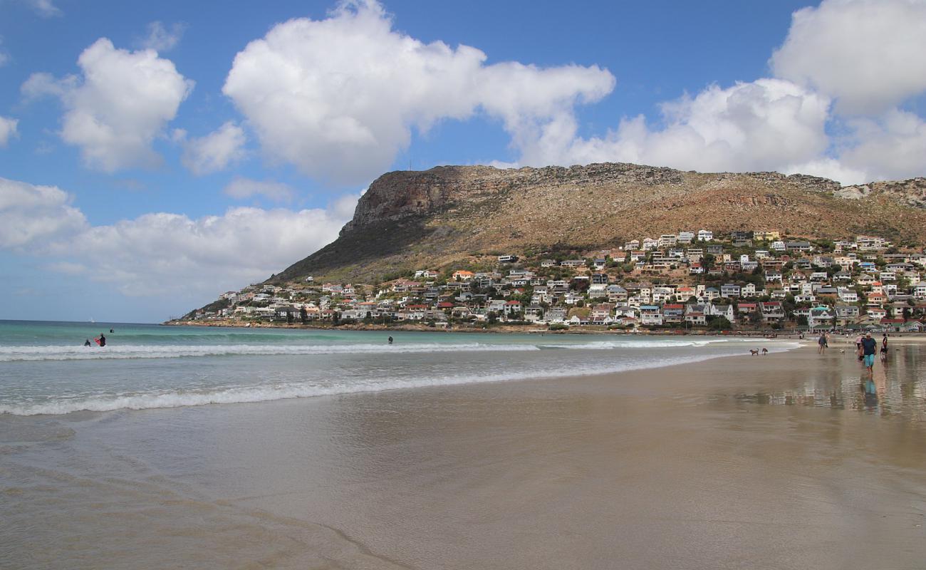 Fish Hoek beach'in fotoğrafı i̇nce bej kum yüzey ile