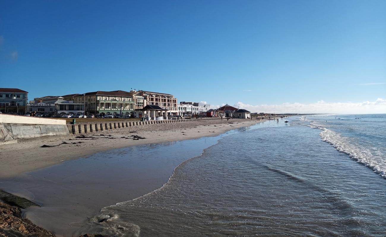 Muizenberg beach'in fotoğrafı parlak kum yüzey ile