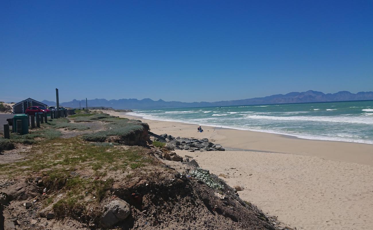Mnandi beach'in fotoğrafı i̇nce bej kum yüzey ile
