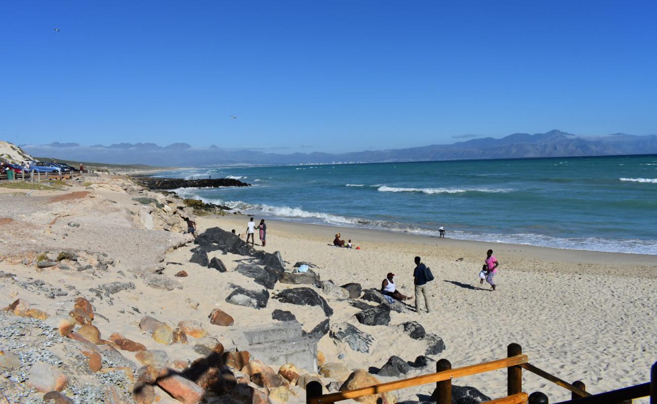 Monwabisi beach'in fotoğrafı açık bej kum yüzey ile