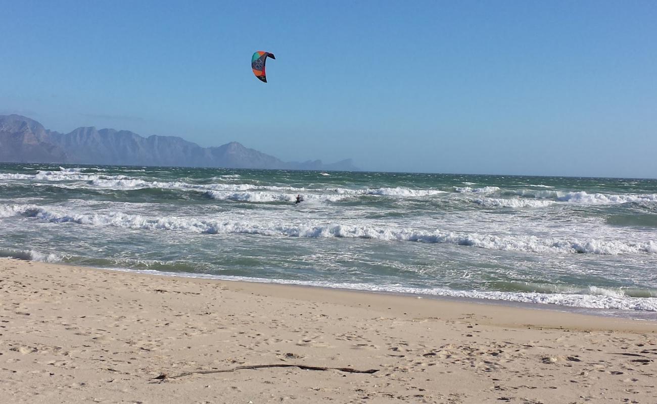 Macassar beach'in fotoğrafı i̇nce bej kum yüzey ile