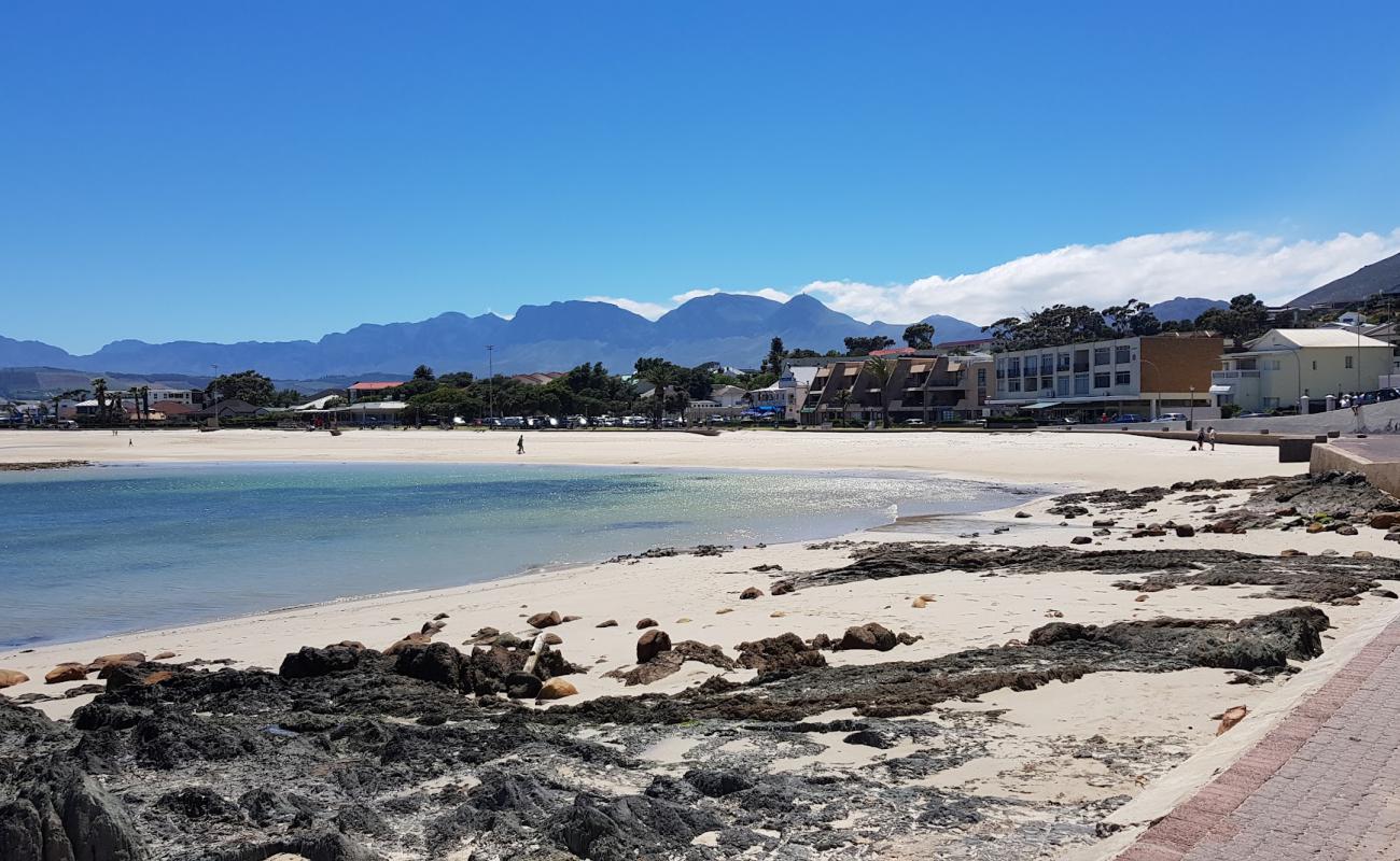 Gordon's Bay beach'in fotoğrafı açık bej kum yüzey ile
